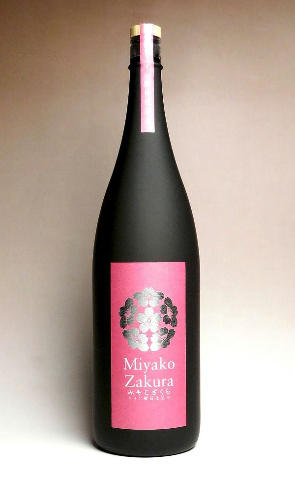 Miyako Zakura 赤ワイン酵母仕込み 25度1800ml